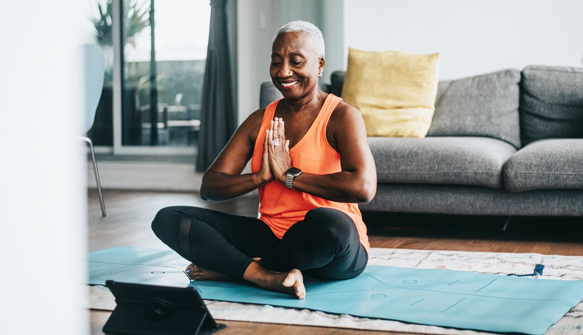 Una mujer meditando y feliz