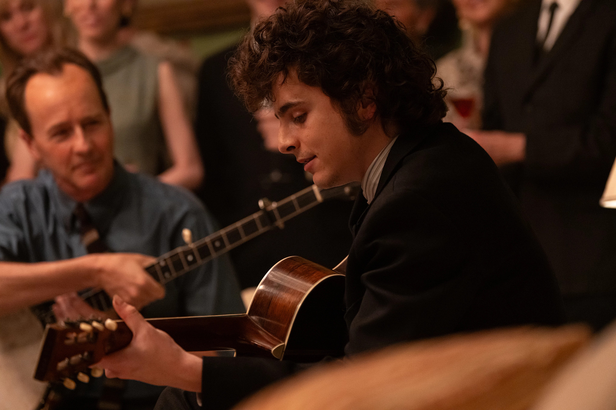 Edward Norton en el papel de Pete Seeger y Timothee Chalamet en el de Bob Dylan en 'A Complete Unknown'.