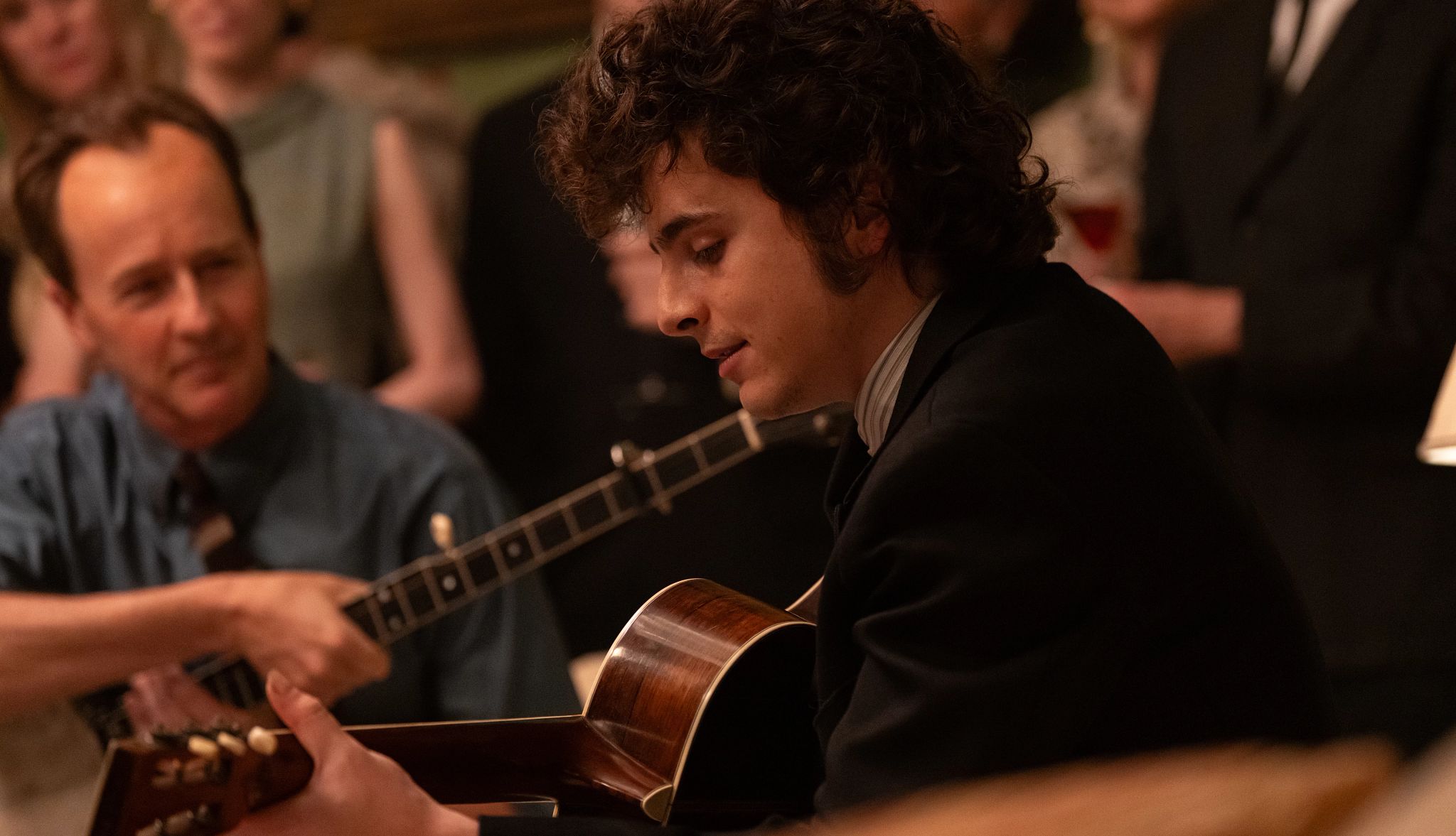 'A Complete Unknown'. Edward Norton en el papel de Pete Seeger y Timothee Chalamet en el de Bob Dylan en 'A Complete Unknown'.