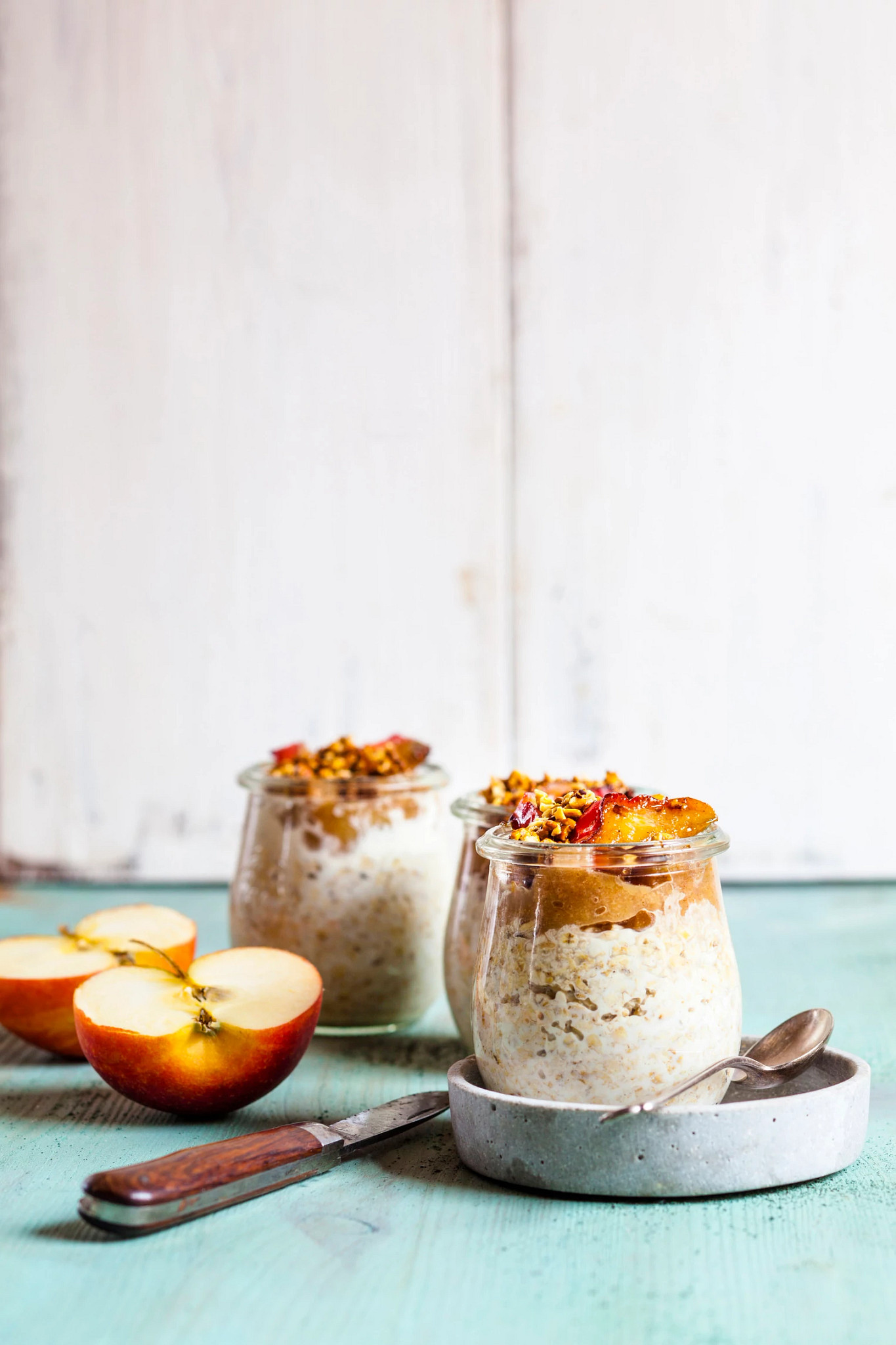 dos copas de desayuno con avena y frutas