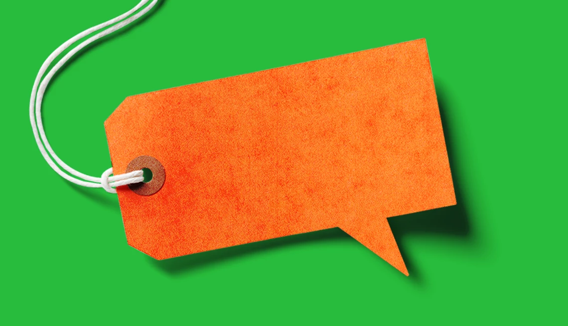 Artículos por los que vale la pena regatear Una etiqueta naranja sobre un fondo verde.