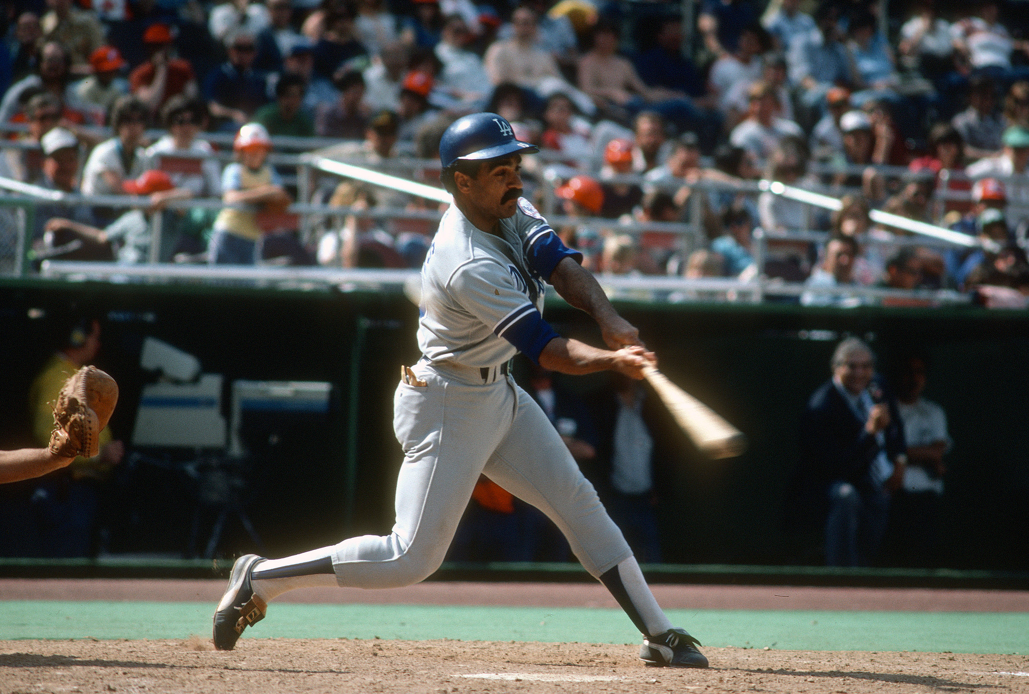 davey lopes in a dodgers. uniform swinging a baseball bat