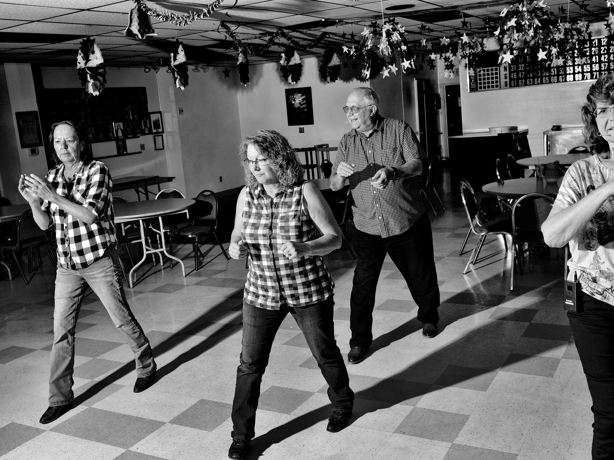Practicando baile en línea en el "nido" de Ocean Park Eagles, una organización fraterna.