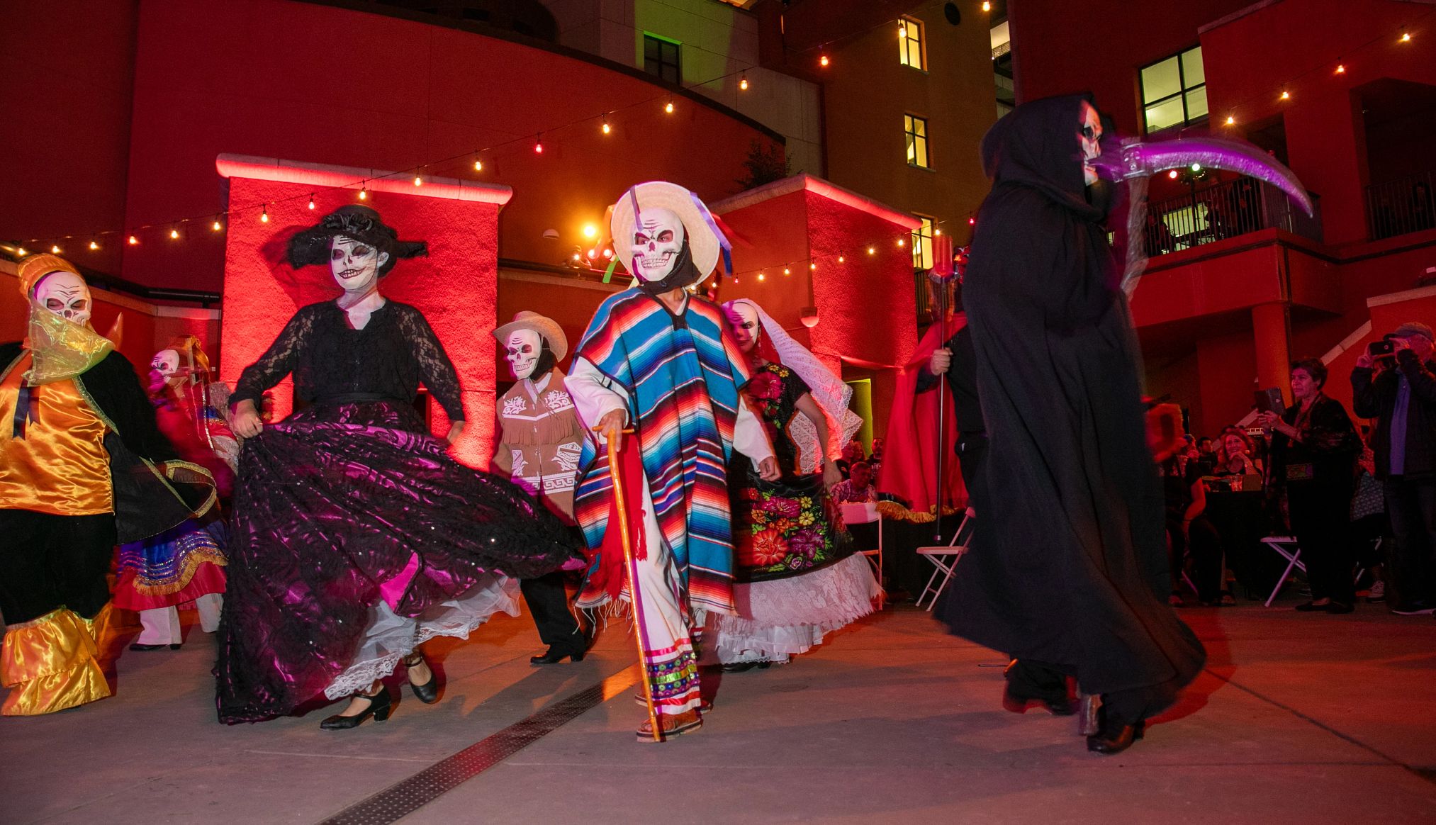 miembros del Ballet Folklorico de Sacramento se presentan en el Museo de California
