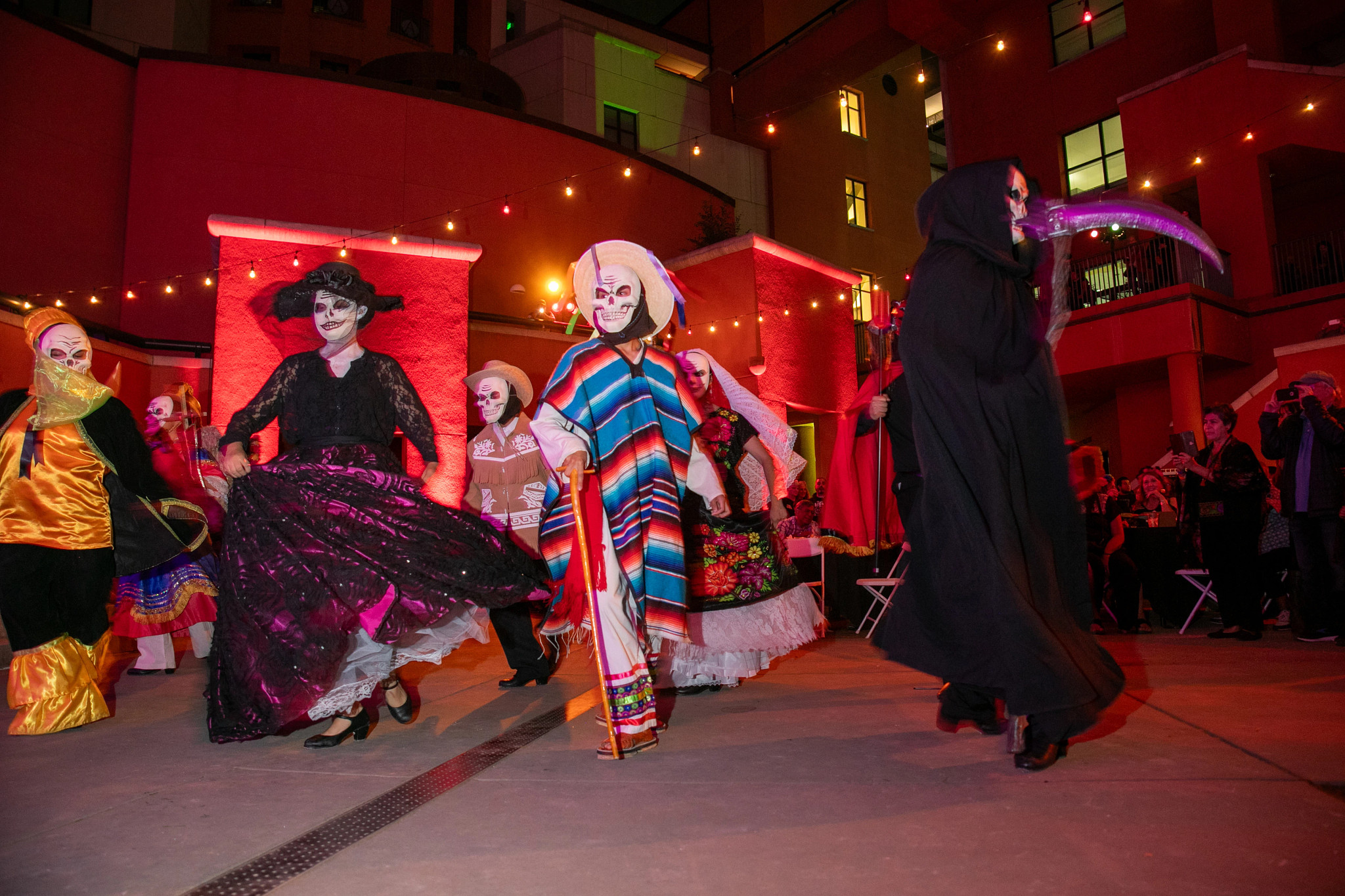 miembros del Ballet Folklorico de Sacramento se presentan en el Museo de California