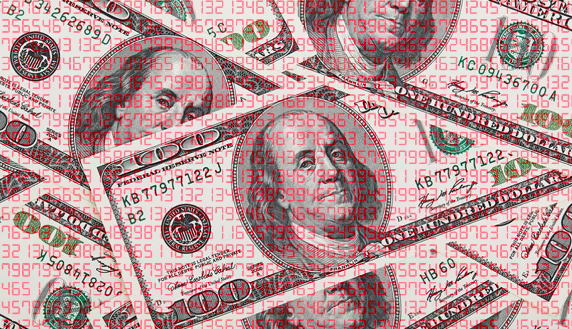Según el FBI, los adultos mayores en EE.UU. perdieron la cifra récord de $4,900 millones por fraude en el 2024 billetes de $100 con números digitales encima