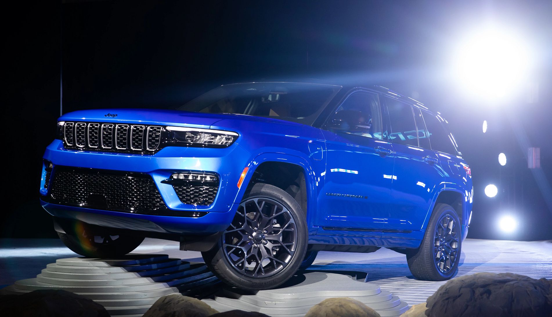 Chrysler Recalls Jeep Grand Cherokees a blue jeep