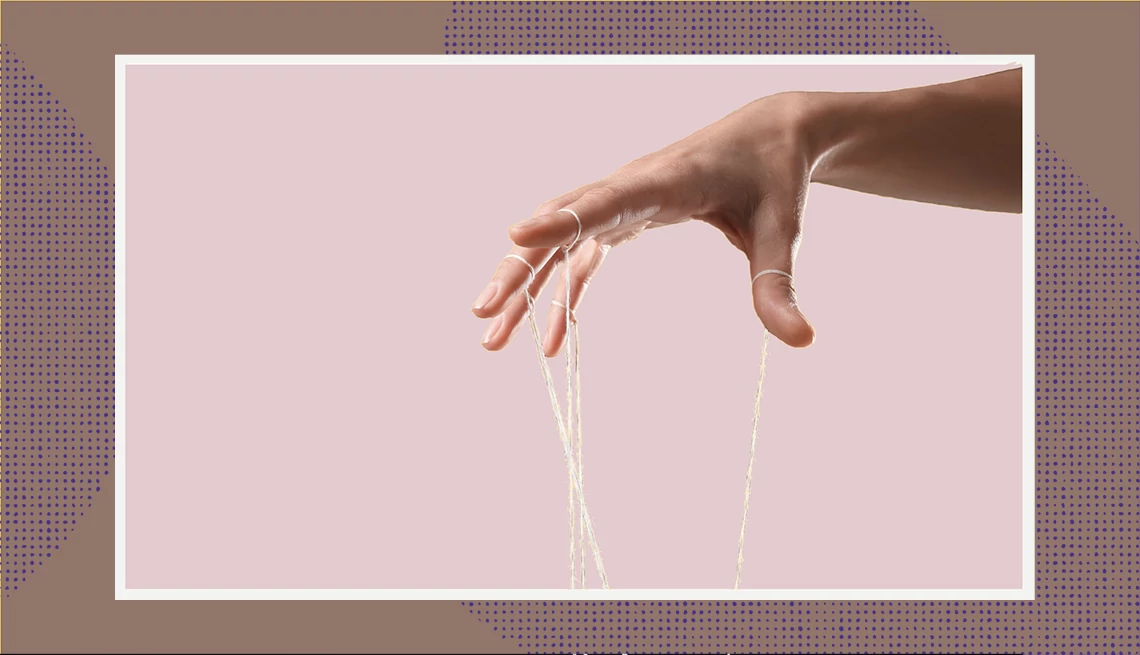 Evitar ser un cuidador controlador una mano tira de hilos como una marioneta