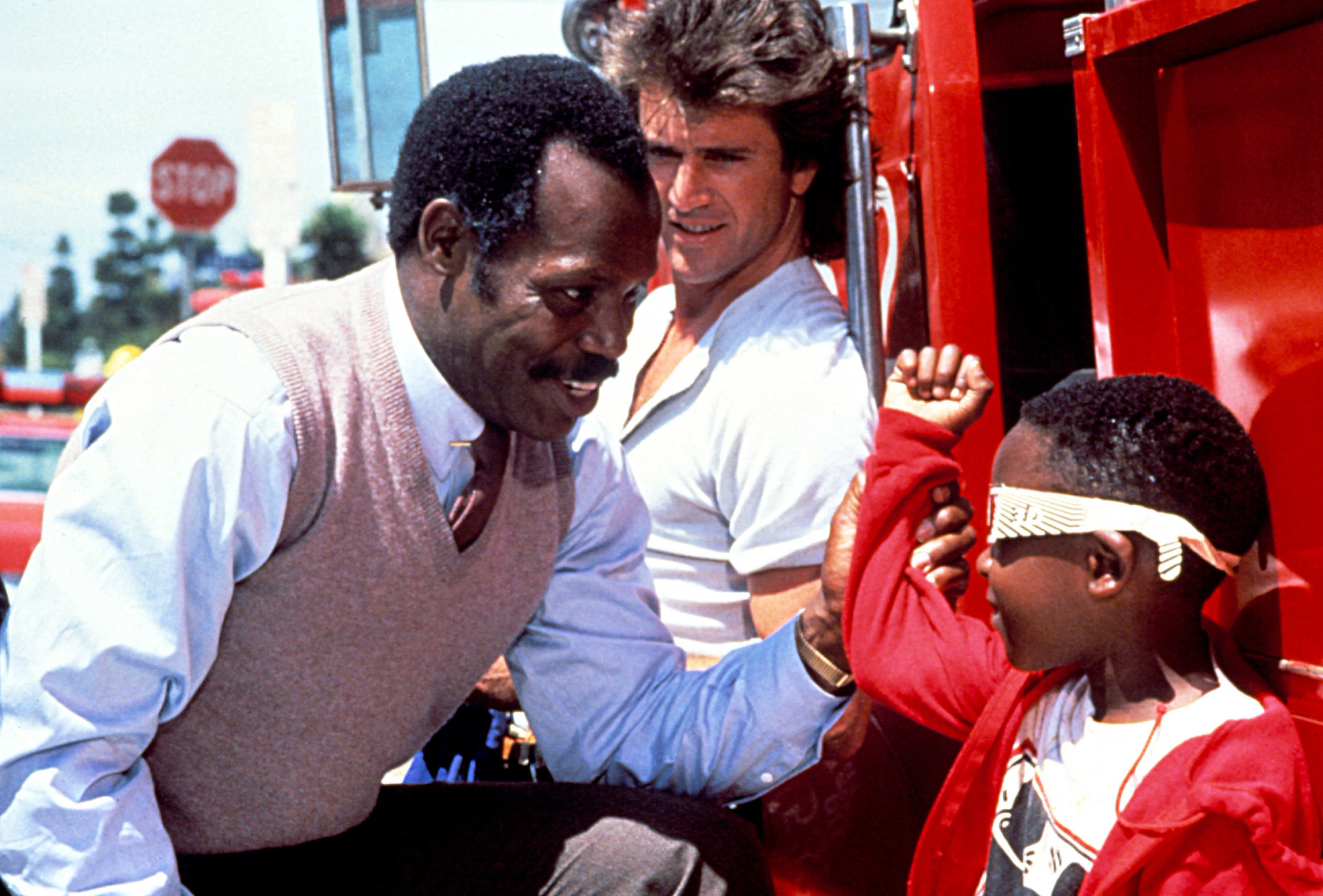 danny glover and mel gibson in a scene from lethal weapon