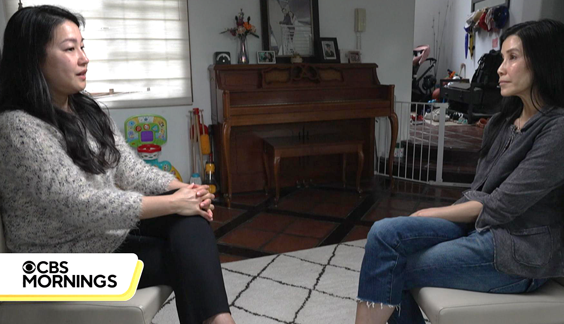 Lisa Ling conduce una entrevista con una invitada