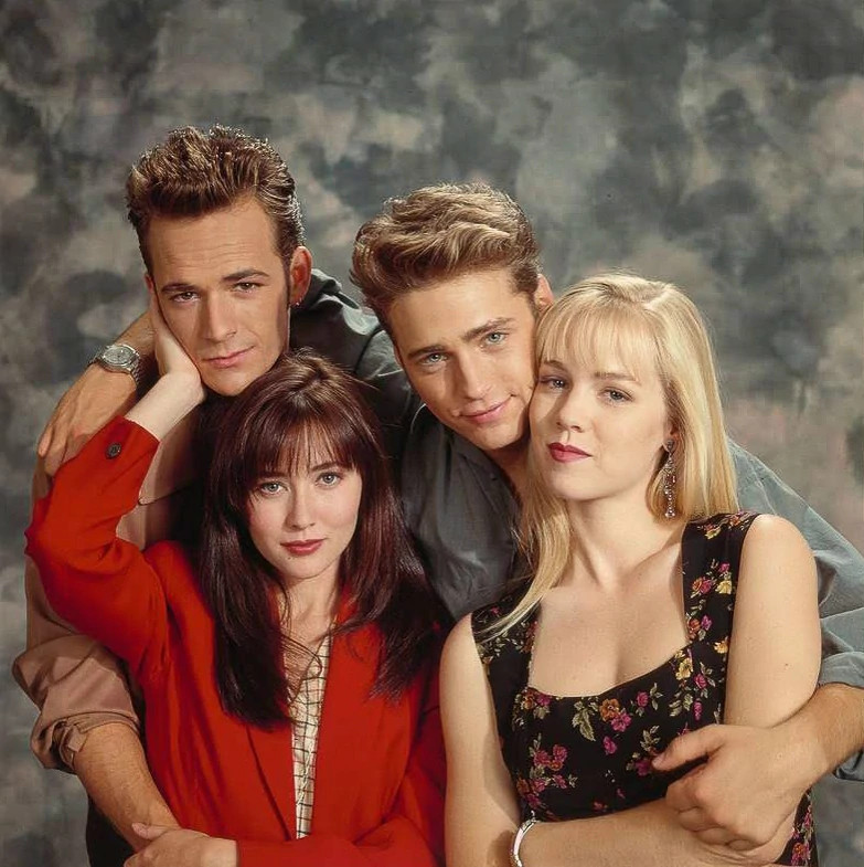 Jennie Garth with Luke Perry, Shannen Doherty and Jason Priestley