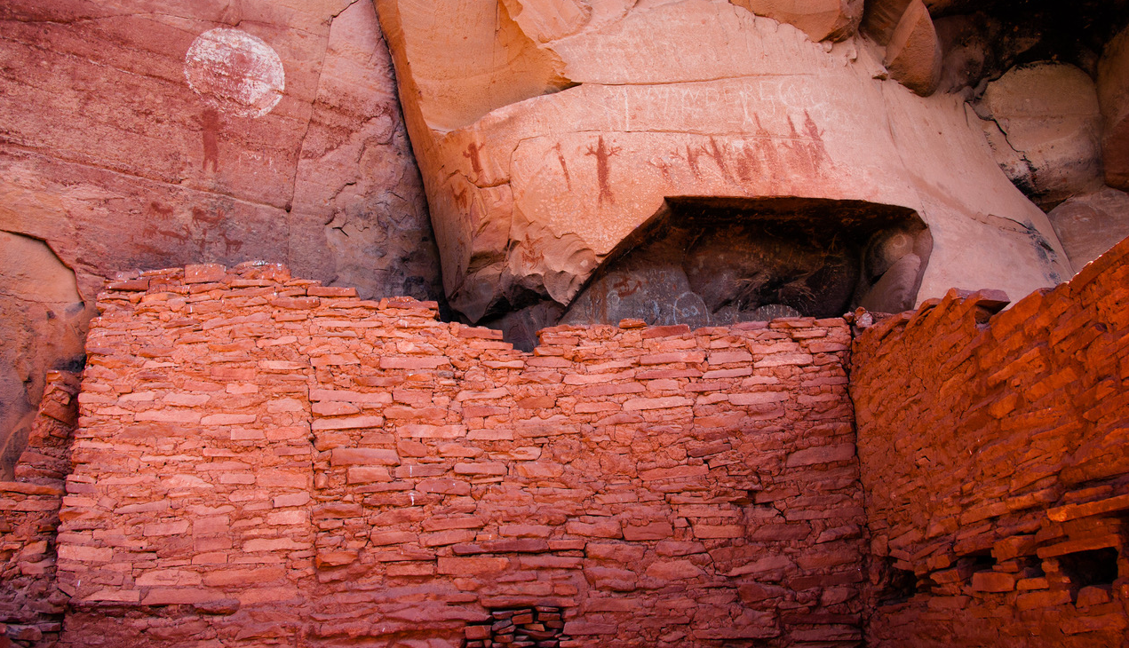 Another side of Sedona old pictures drawn on a wall