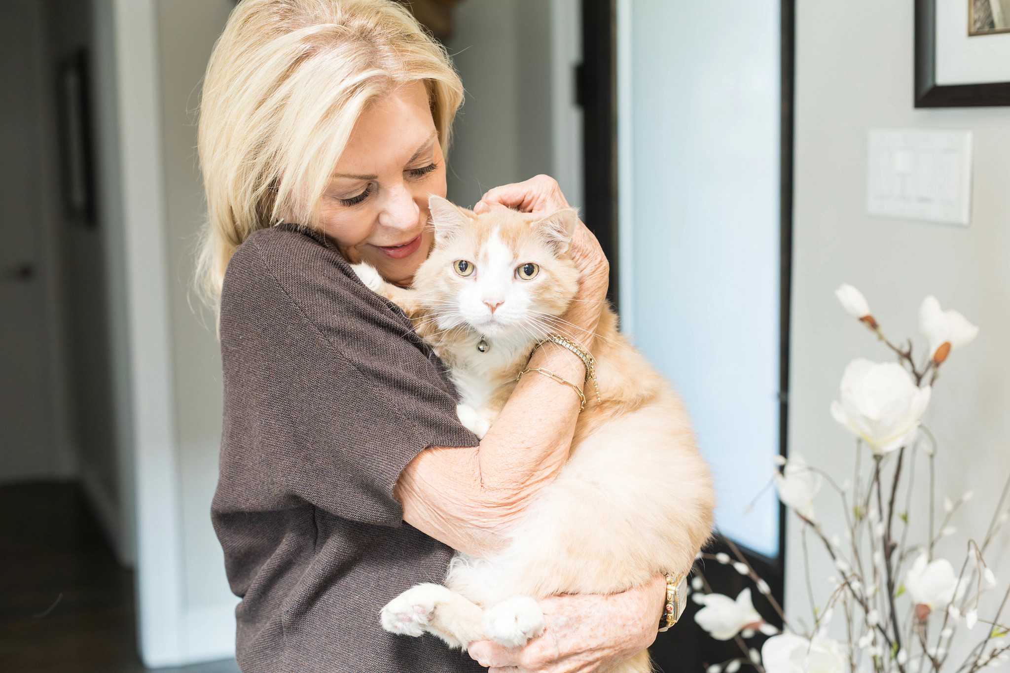 a photo shows Pam Kinnett with her cat Grayson