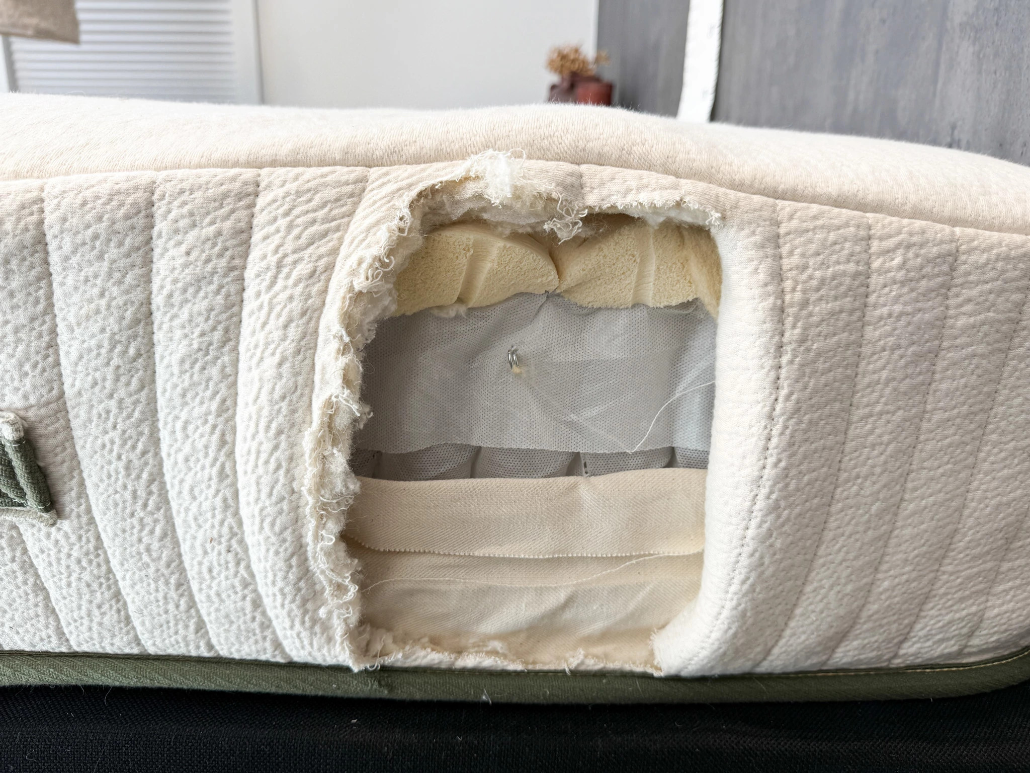 A cut-out view of the inner materials in the Avocado Eco Organic