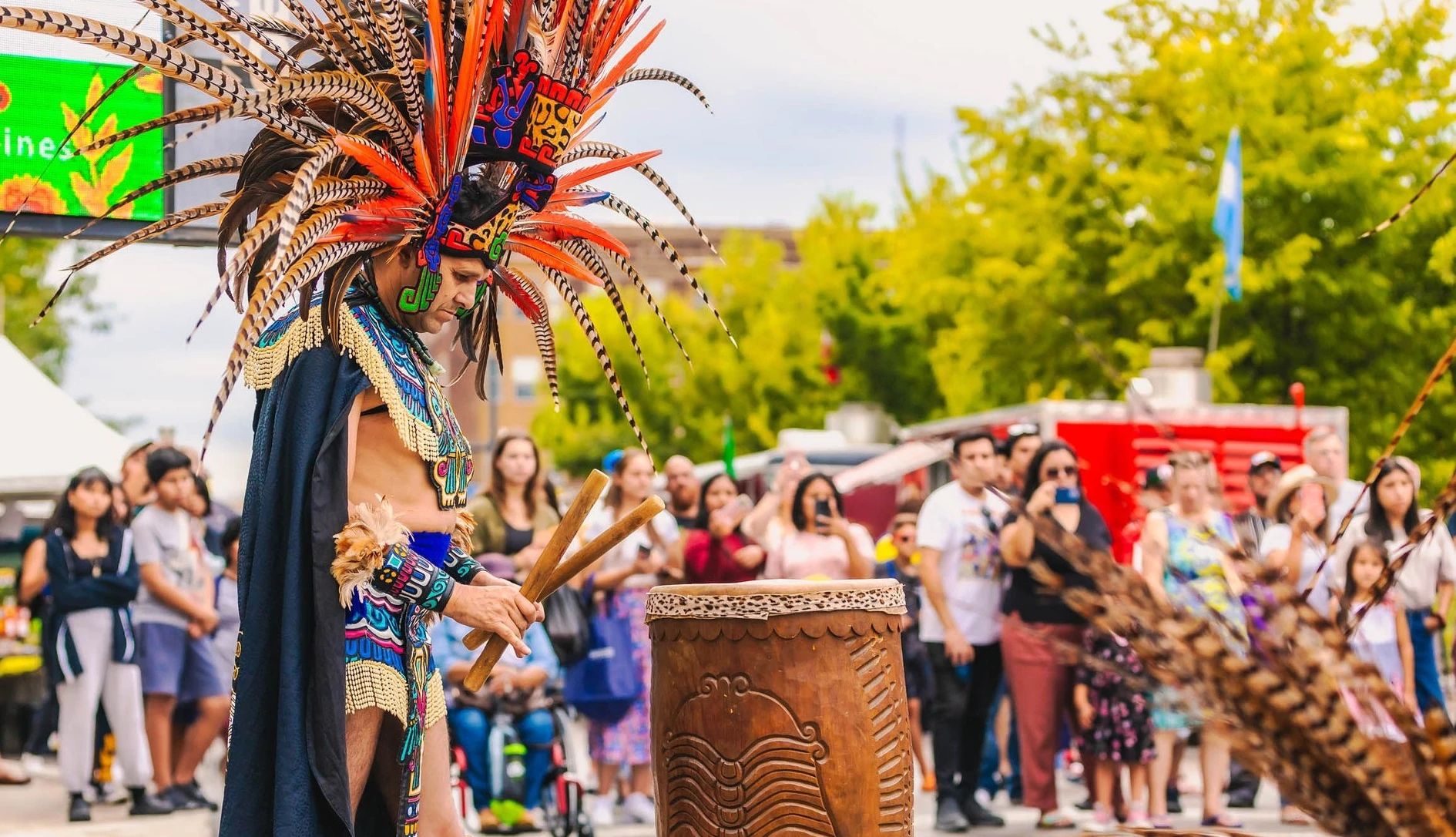 Festival de la Herencia Latina de Iowa Fotografía del festival cultural y sus asistentes.