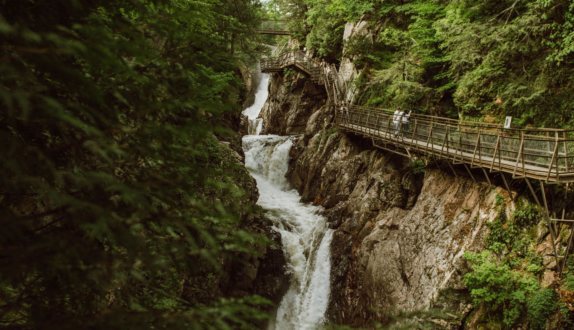 personas caminando por un sendero en High Falls Gorge en Lake Placid, Nueva York