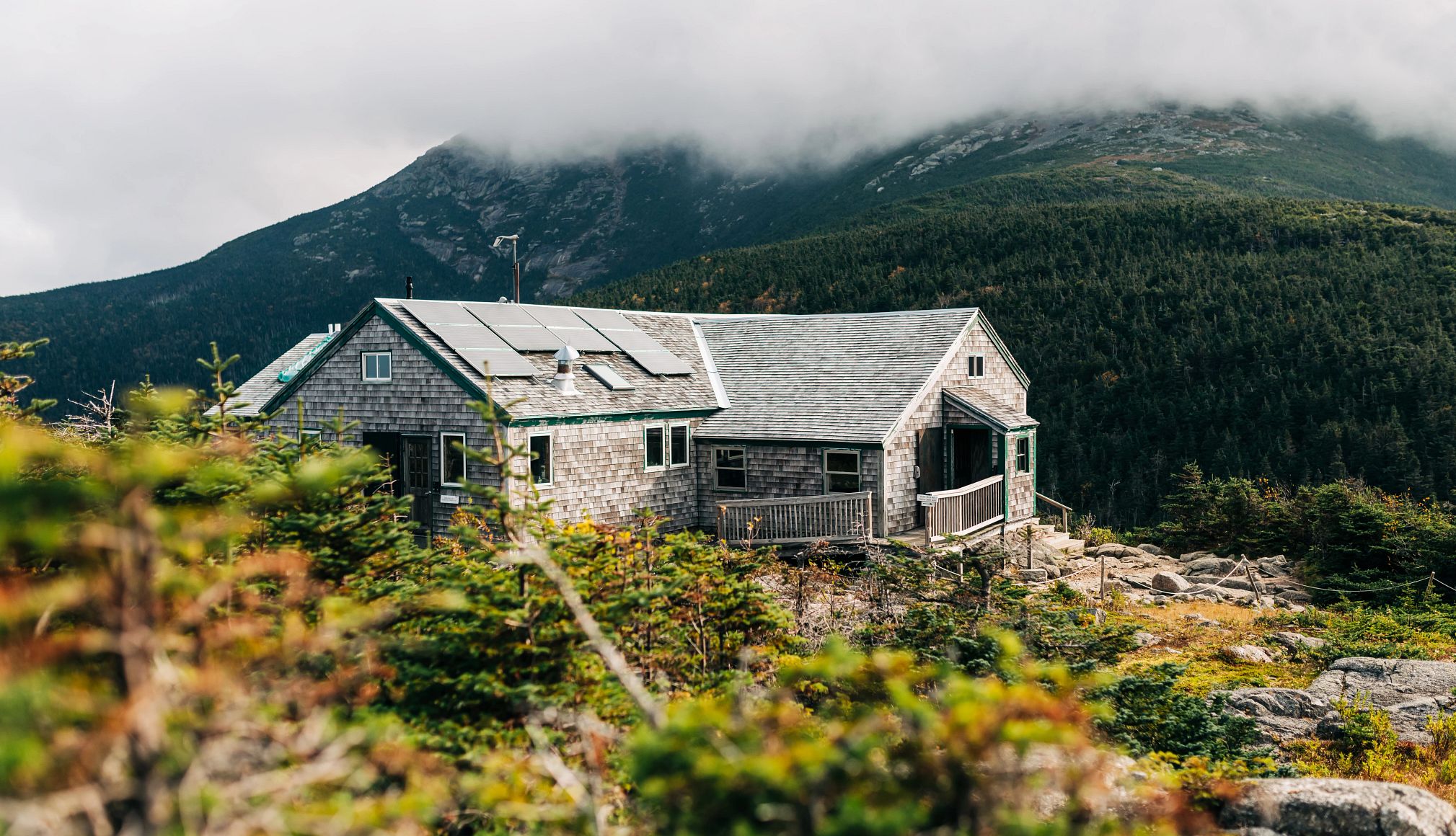 Cabaña en lo alto de una montaña