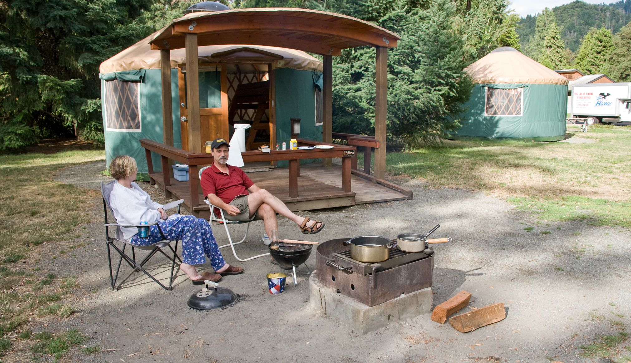 Gente sentada afuera de su yurta en el Parque Estatal Valley of the Rogue