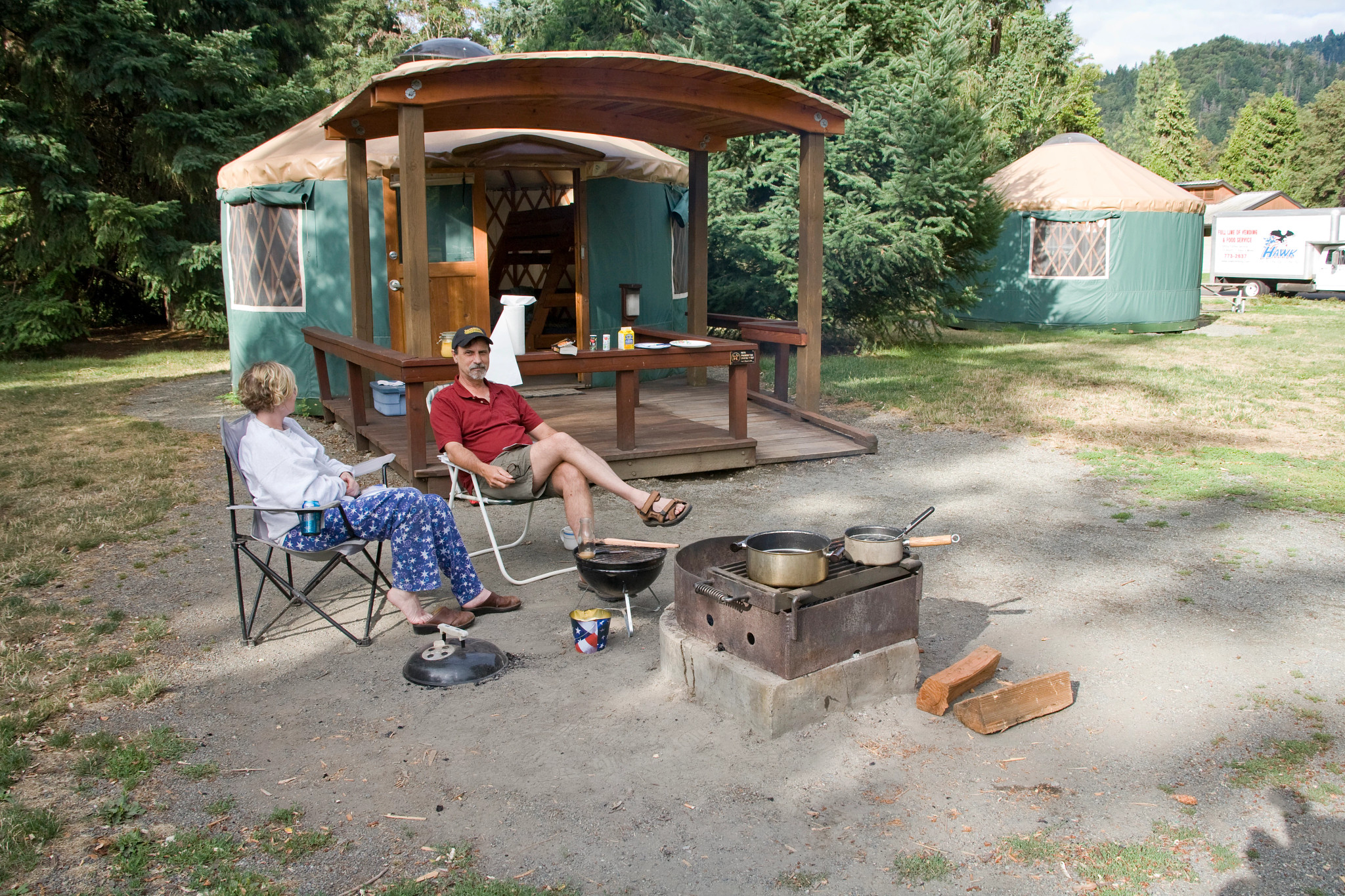 Gente sentada afuera de su yurta en el Parque Estatal Valley of the Rogue