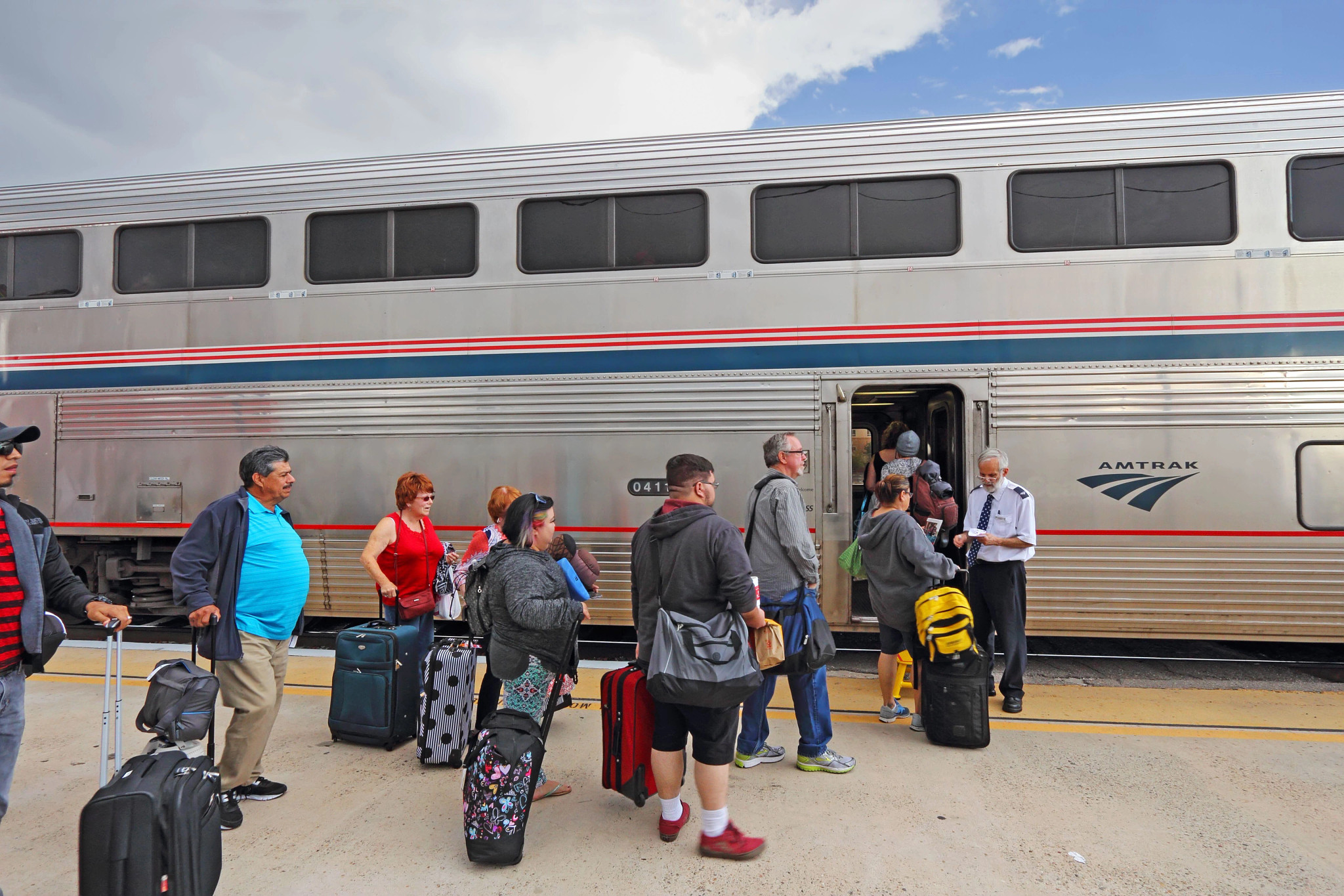 Los pasajeros esperan para presentar sus boletos para abordar el tren Amtrak Southwest Chief a Los Ángeles, California