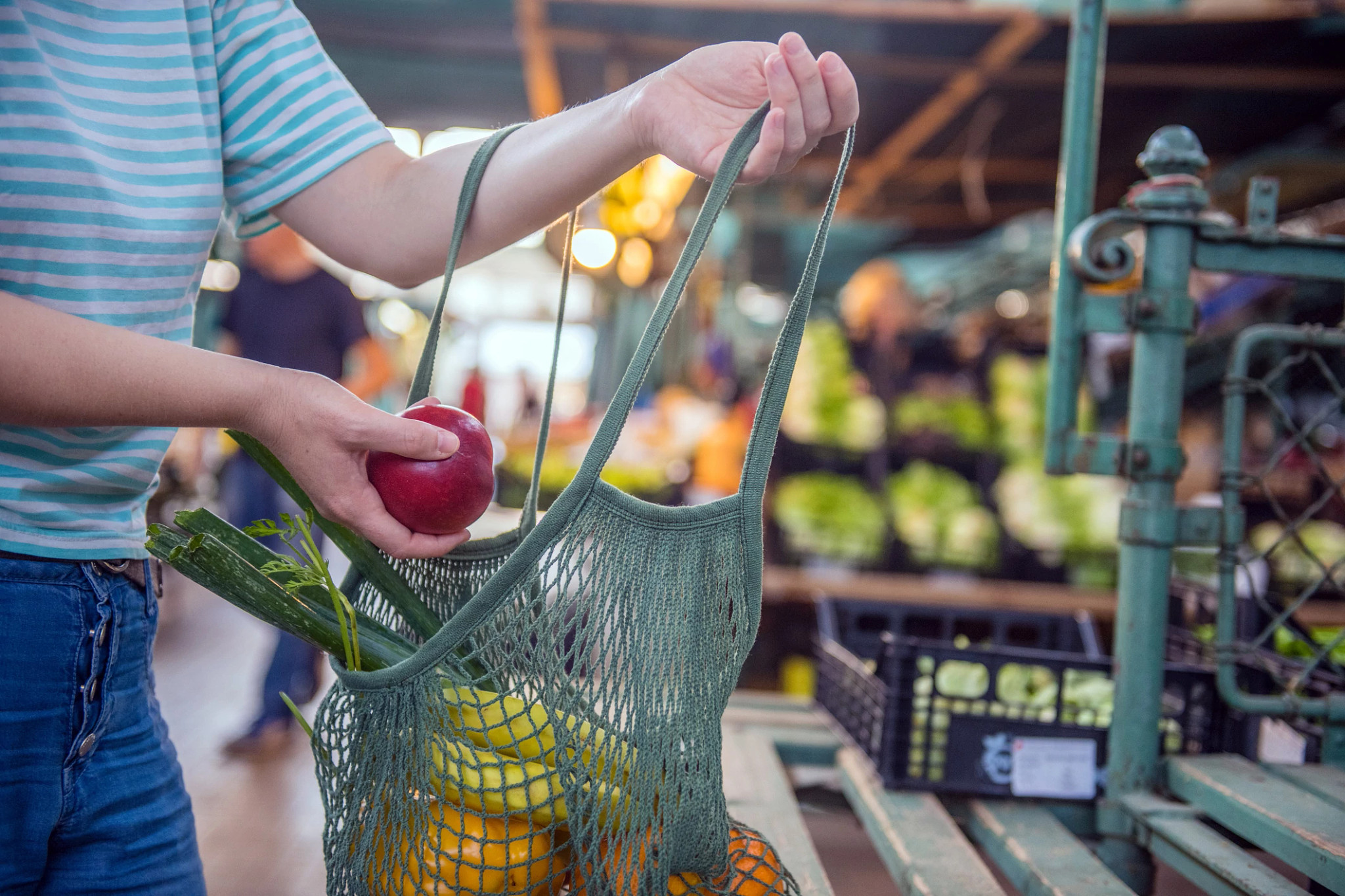 Frutas y verduras en una bolsa reutilizable de malla de algodón