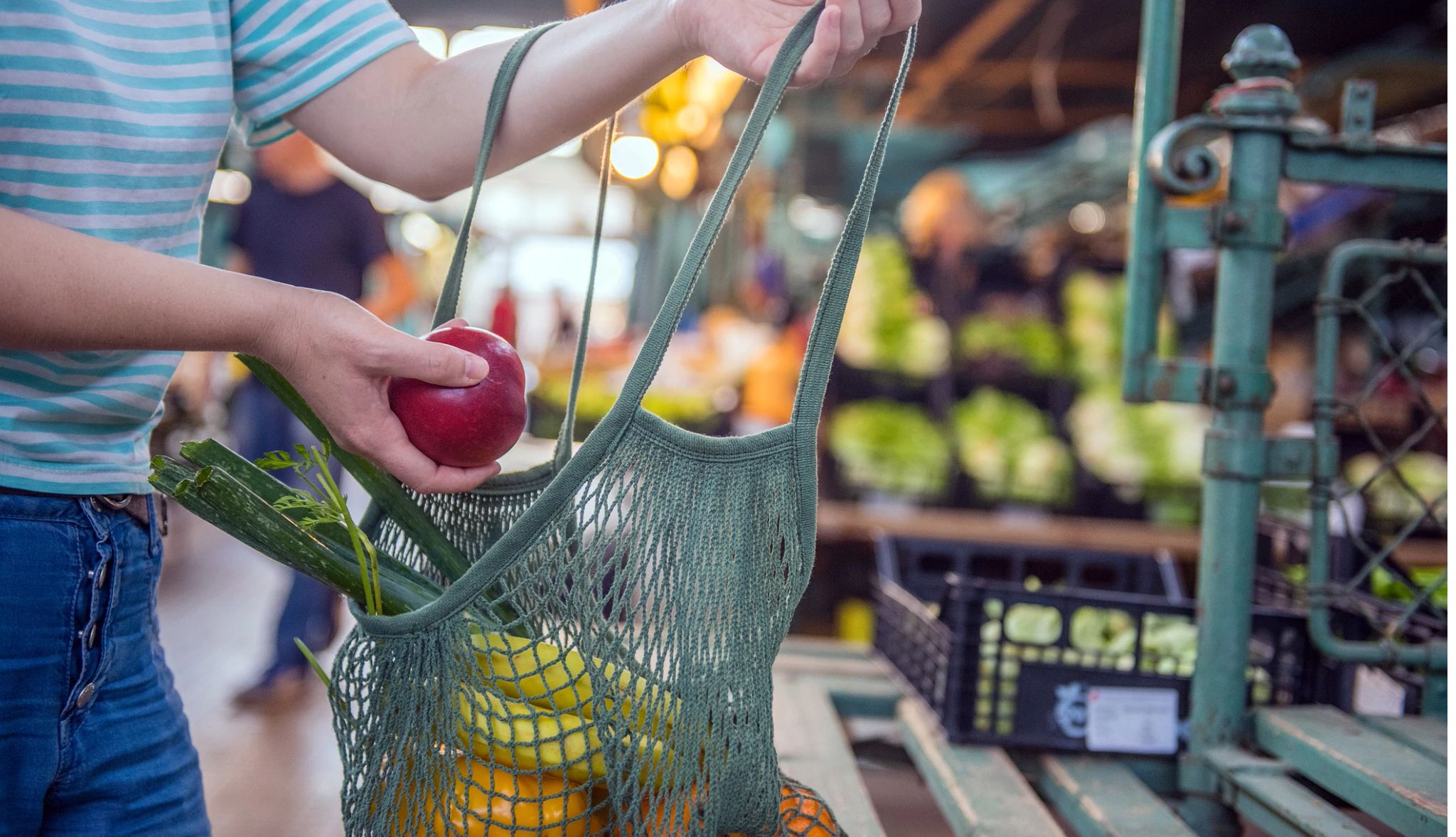 Frutas y verduras en una bolsa reutilizable de malla de algodón