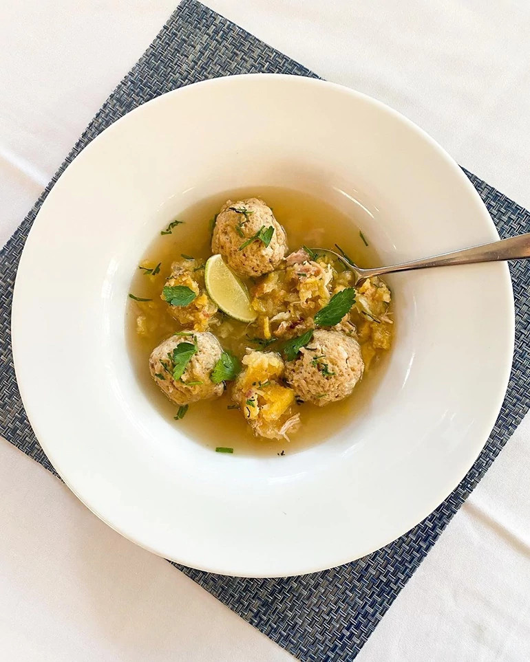 Sopa con bolitas de mofongo Sopa con bolitas de mofongo