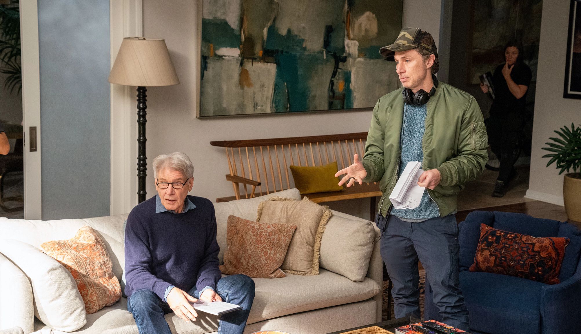 Zach Braff encontra 'liberdade' ao completar 50 anos Harrison Ford e Zach Braff trabalhando no set durante as filmagens de Shrinking