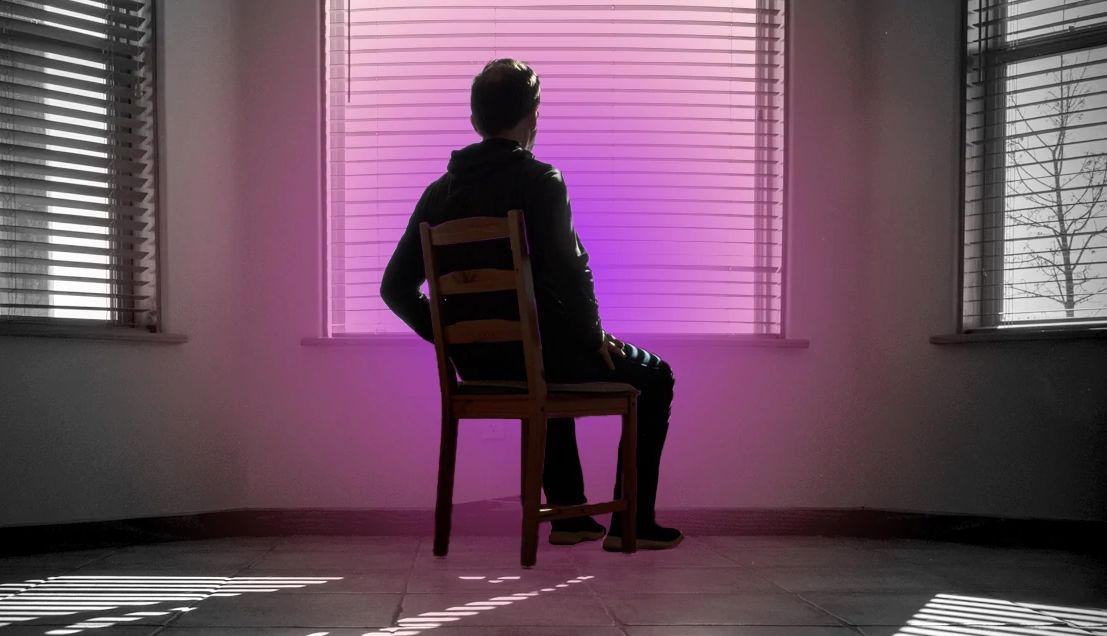 Panel del Senado aborda el fraude y el maltrato hacia los adultos mayores foto de un hombre sentado en una silla dando la espalda a la cámara y mirando hacia ventanas cerradas