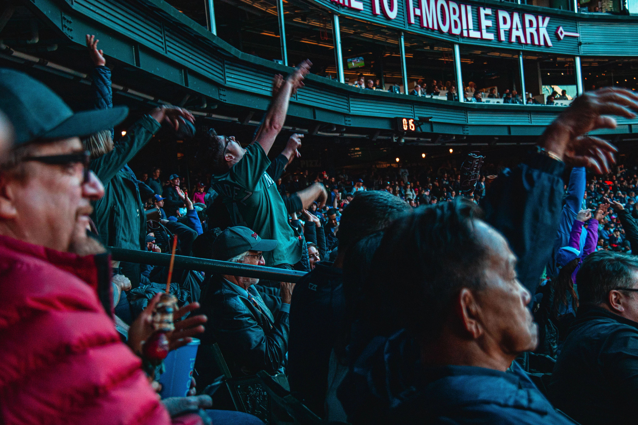 admiradores de los Seattle Mariners en un juego de béisbol