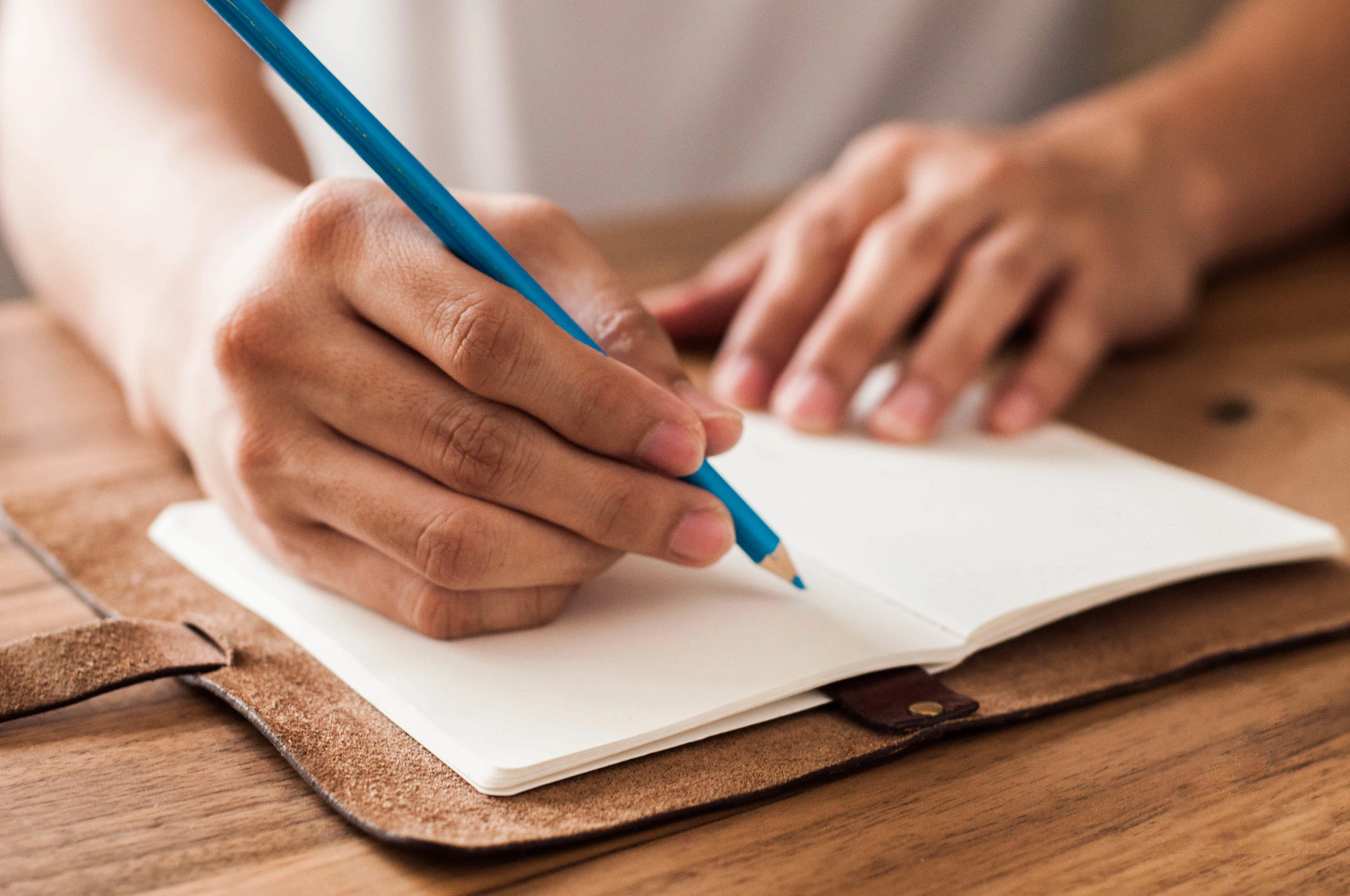 una personal escribiendo