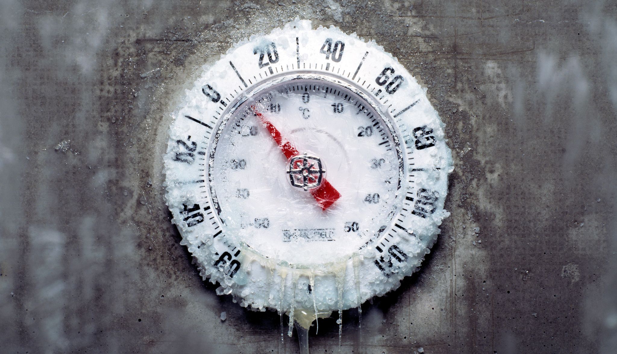 Un termostato congelado, cubierto de hielo.