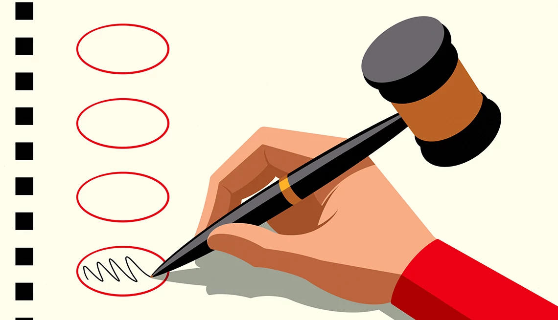 Votante llena papeleta usando un lapiz en forma de martillo.