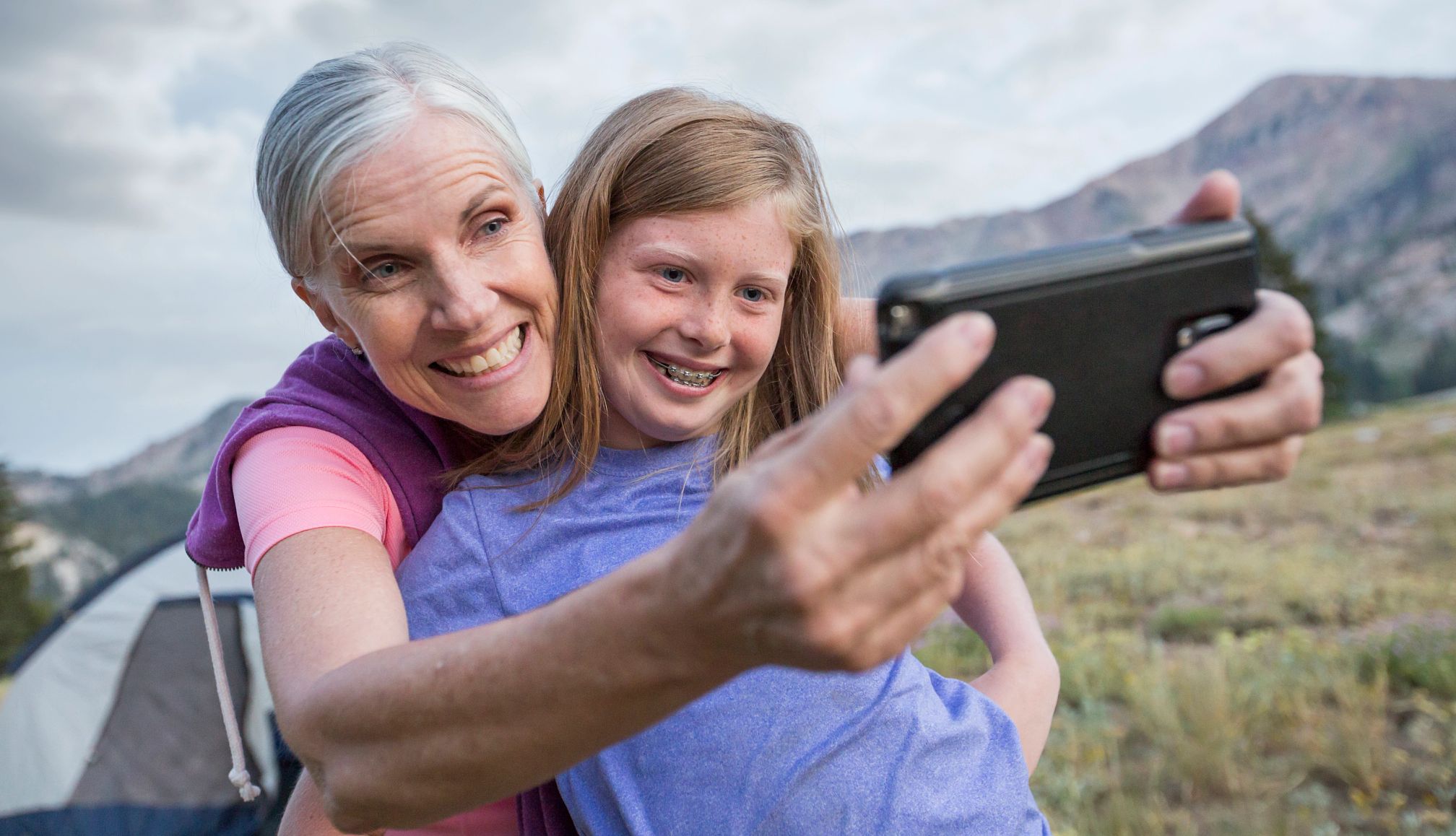 Abuela tomándose una selfi con su nieta