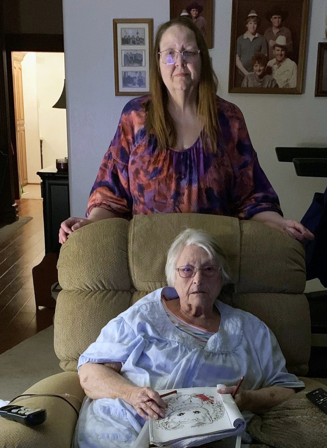 Kimberly Moser detrás de su suegra, Gertrude, sentada en un sillón reclinable.