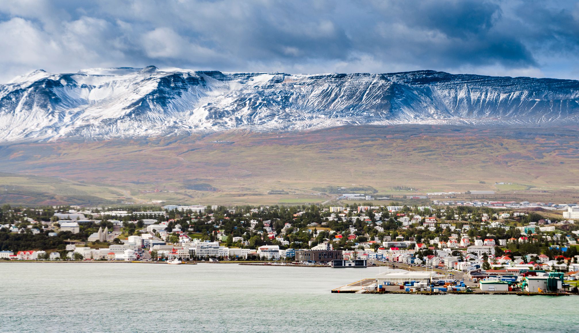 Akureyri, un pueblo en la costa norte de Islandia