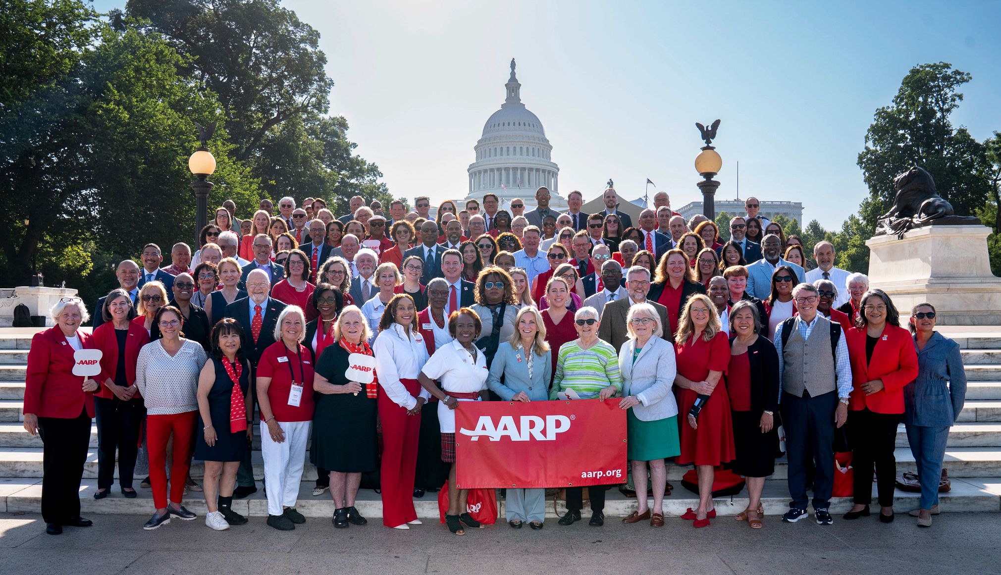Un vistazo interno a cómo AARP lucha por ti ante el Congreso y más foto de trabajadores y voluntarios de AARP en frente del Capitolio