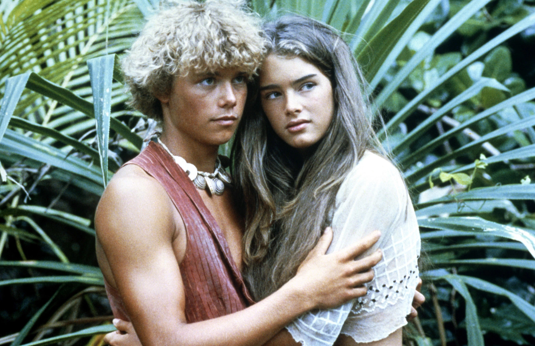 brooke shields and christopher atkins in a scene from blue lagoon