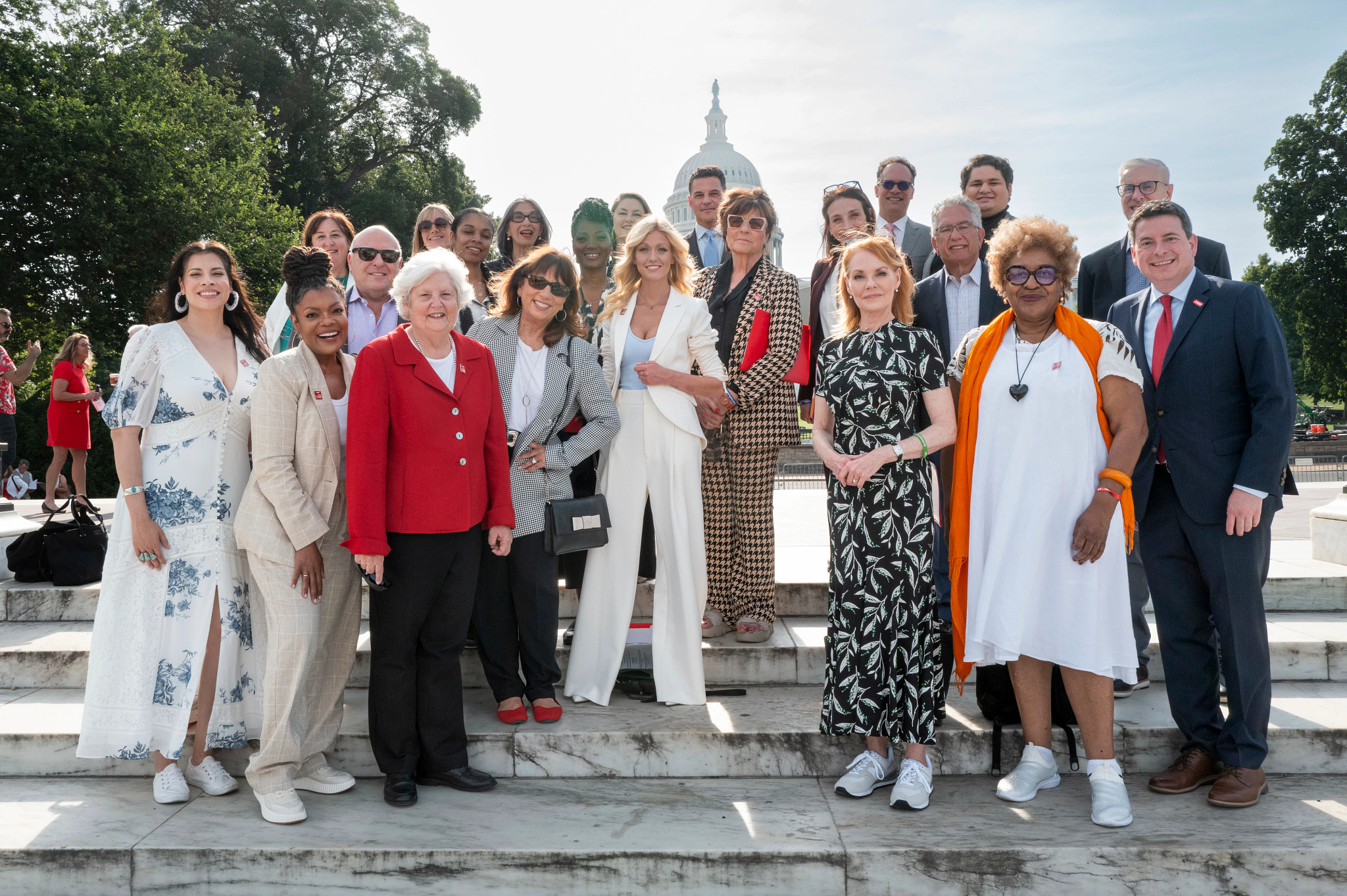Marg Helgenberger y otras celebridades se unen a Nancy LeaMond de AARP, vicepresidenta ejecutiva y directora de Activismo Legislativo y Compromiso, en el Congreso.