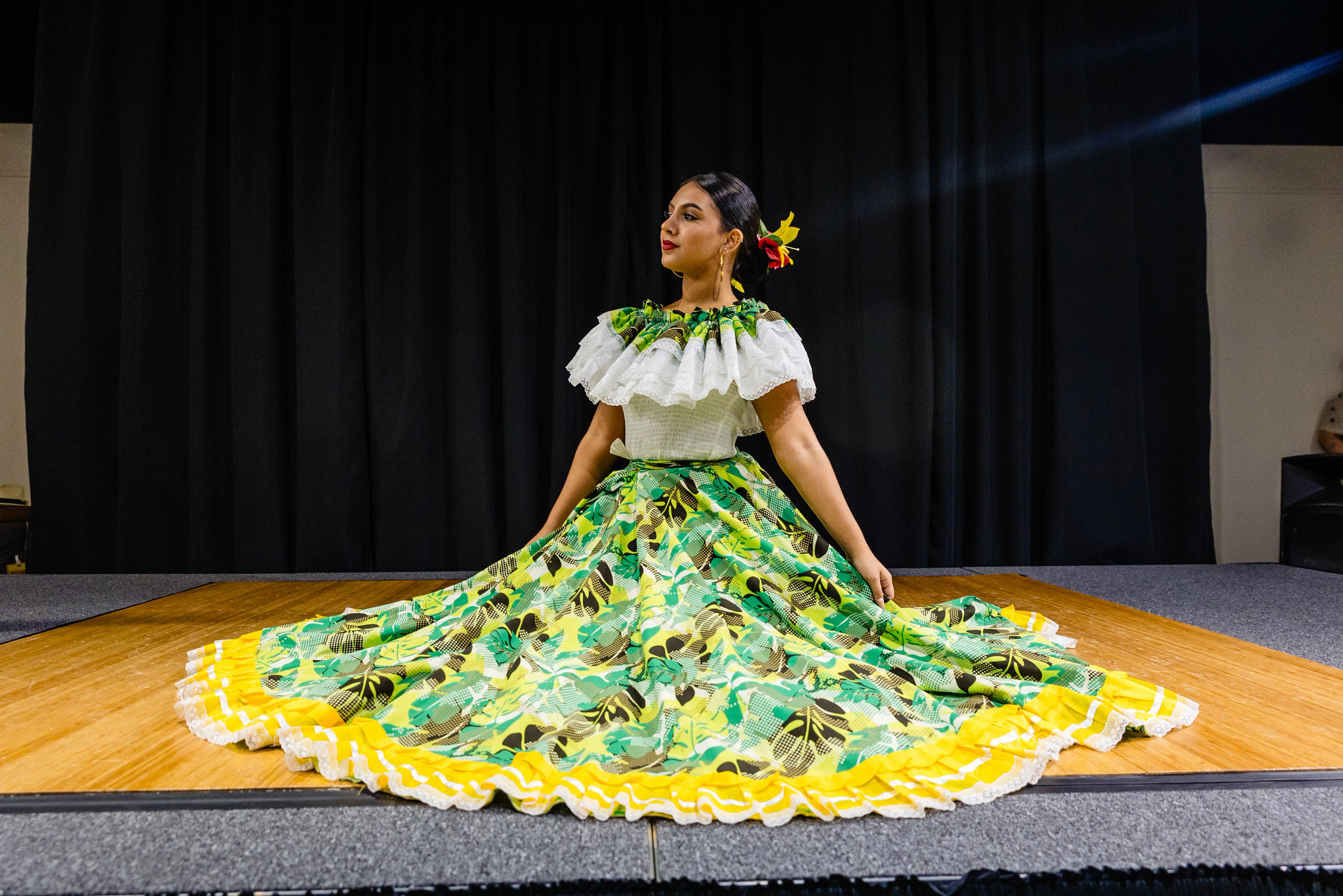 Mujer exhibe un traje colorido en la Cuarta Celebración Anual de las Artes y la Cultura Latinoamericanas