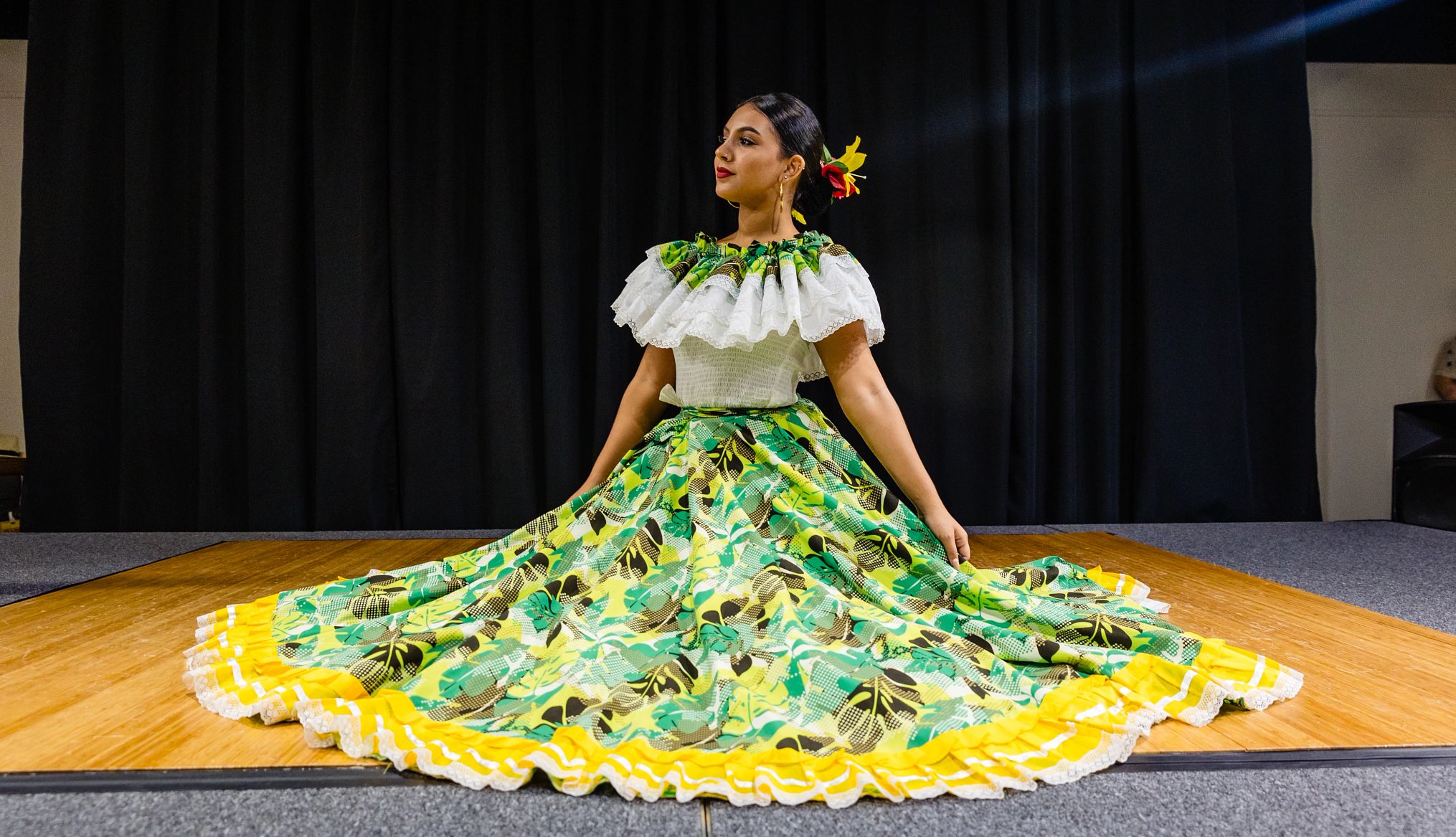 Celebración Anual de las Artes y la Cultura Latinoamericanas Mujer exhibe un traje colorido en la Cuarta Celebración Anual de las Artes y la Cultura Latinoamericanas