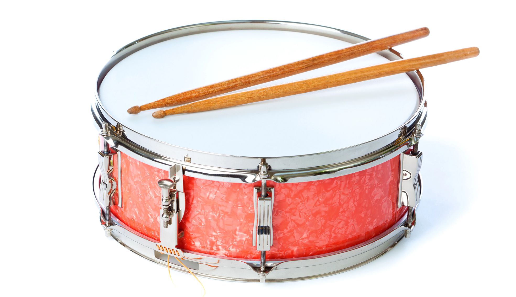 a drawing of a snare drum with drumsticks