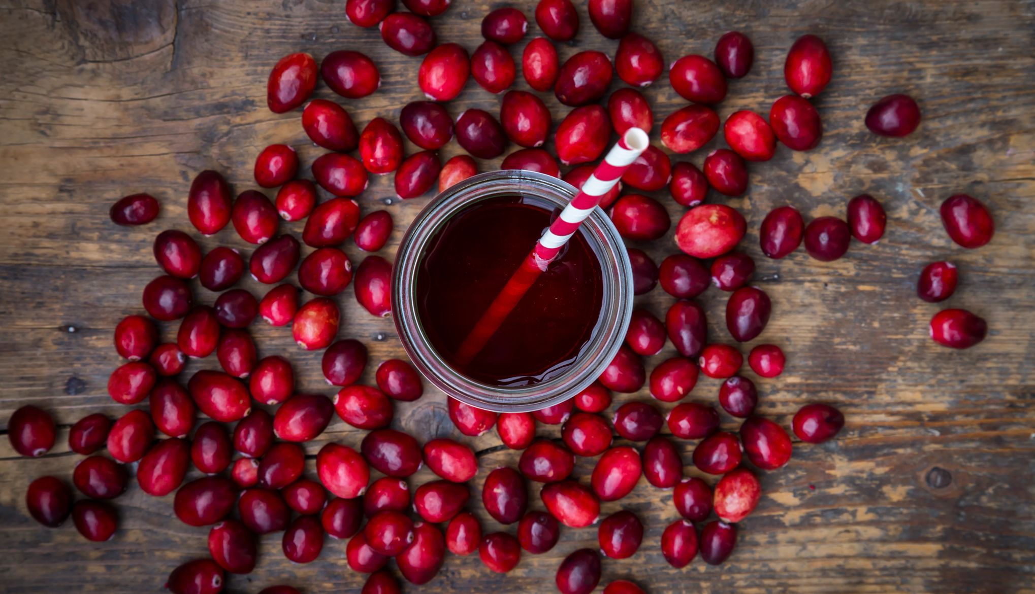 Jugo de arándanos y arándanos frescos