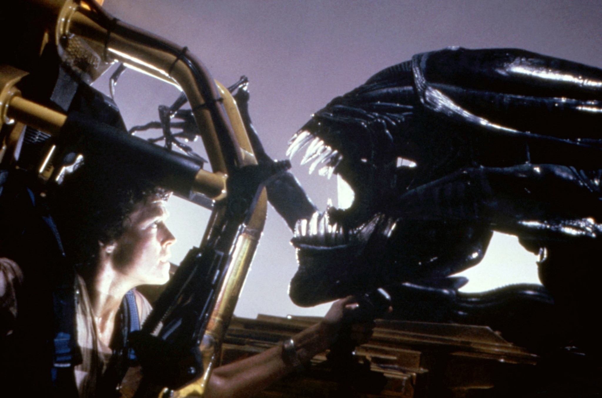 Sigourney Weaver and the Xenomorph alien in a scene from Aliens