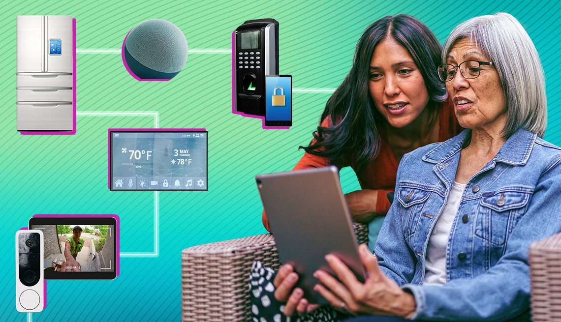 dos mujeres mirando una tableta con otra tecnología a su alrededor