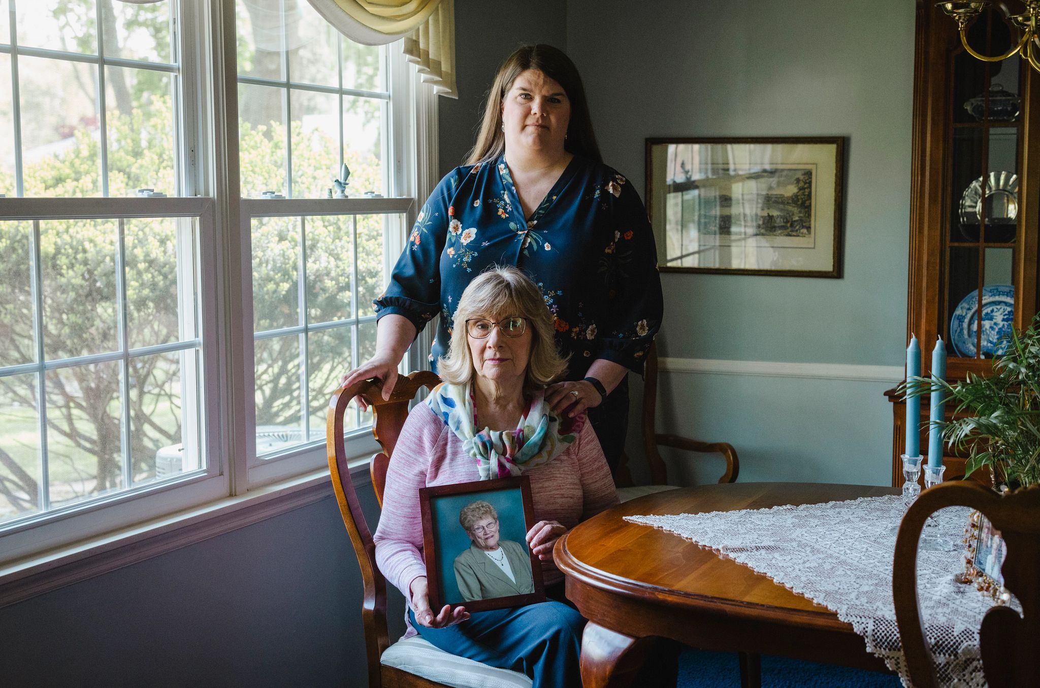 Guía para cuidar a personas con osteoporosis Caitlin Vlaeminck y su madre posan con una foto de la madre de Wendelborn.