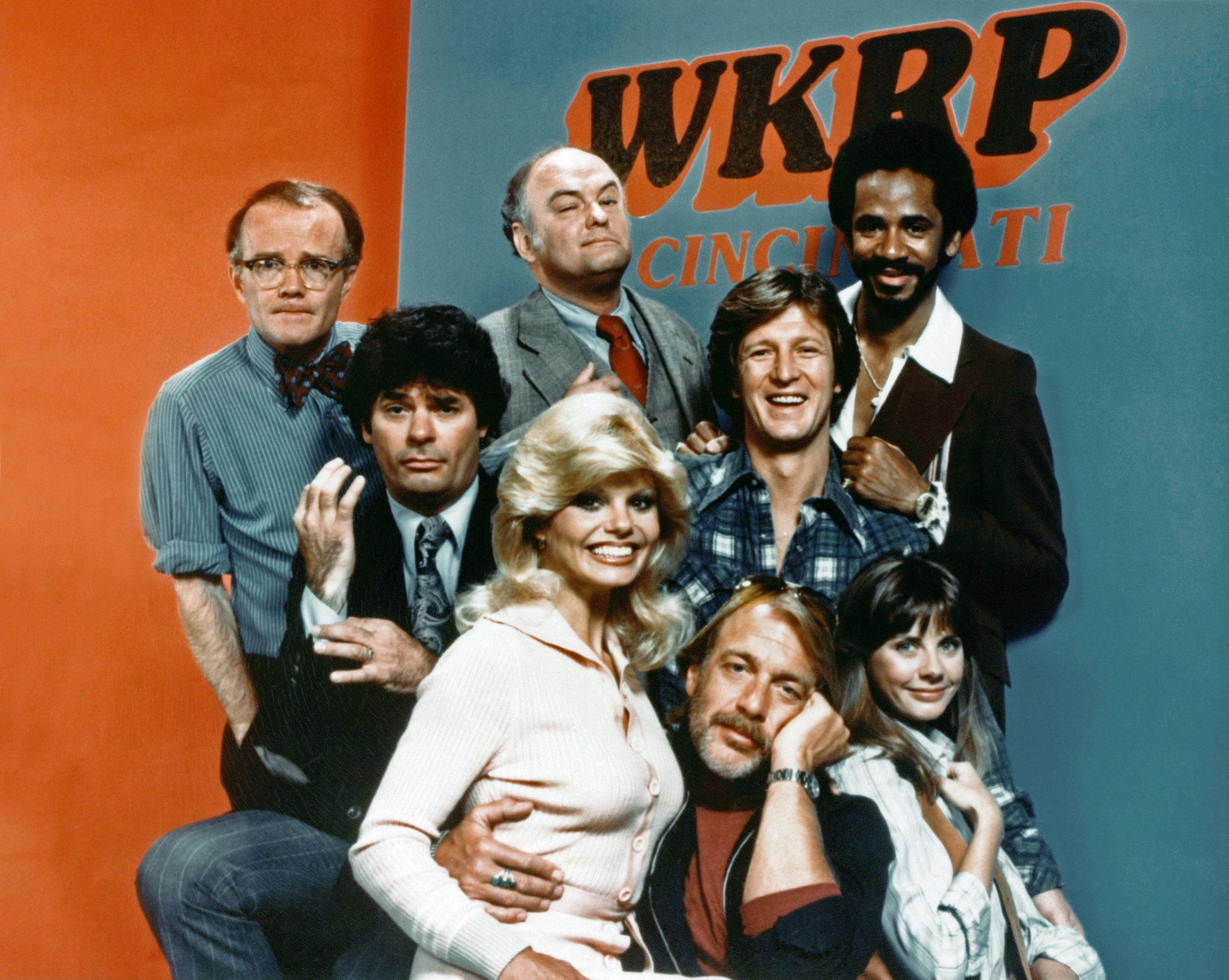 the cast members of wkrp in cincinnati stand in a clockwise position around loni anderson