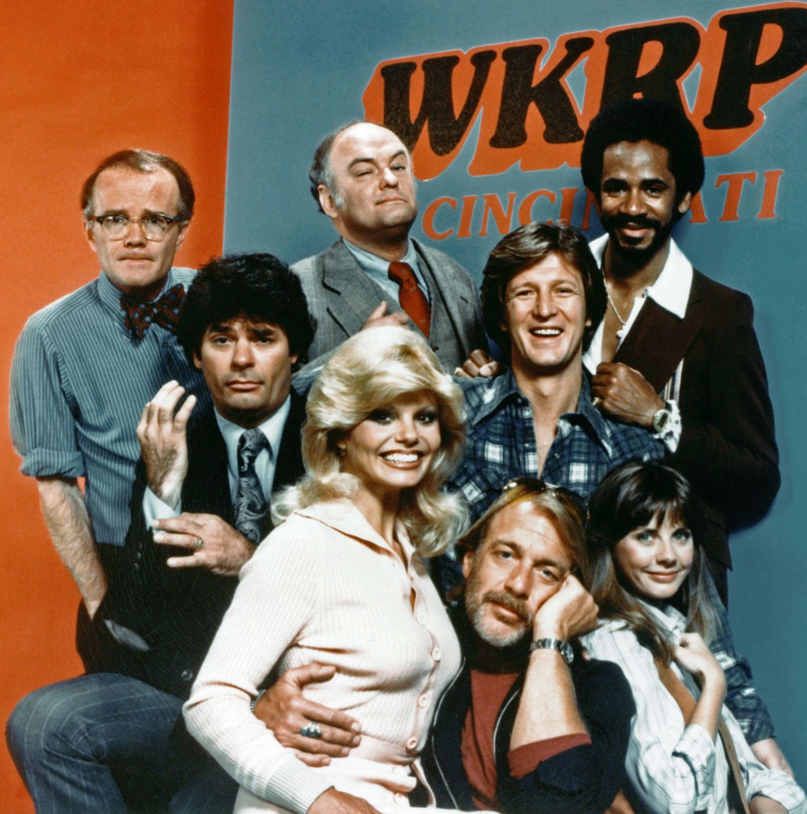 Loni Anderson, Star of ‘WRKP in Cincinnati,’ Dies at 79 the cast members of wkrp in cincinnati stand in a clockwise position around loni anderson