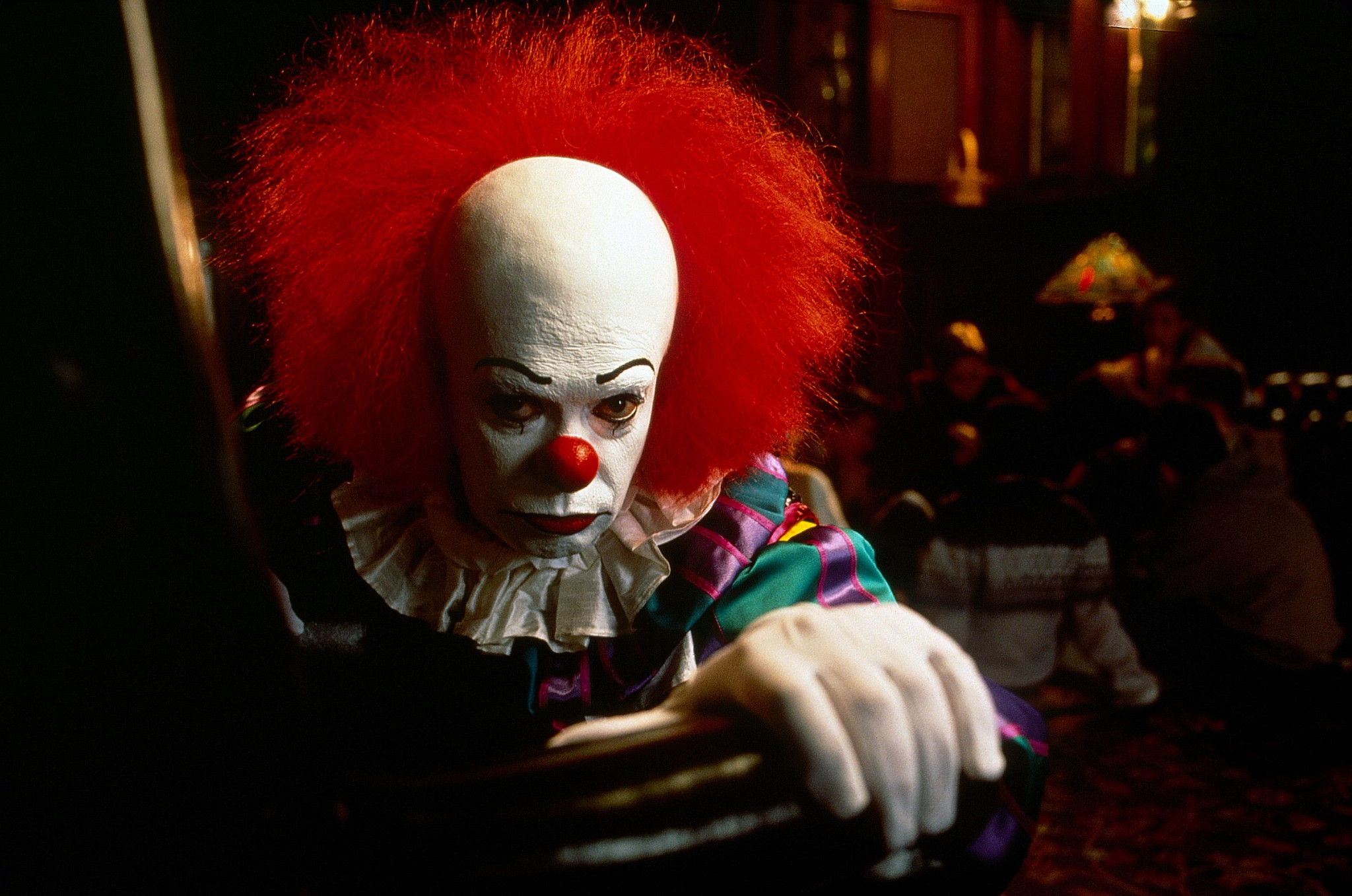 tim curry as pennywise in the it television miniseries