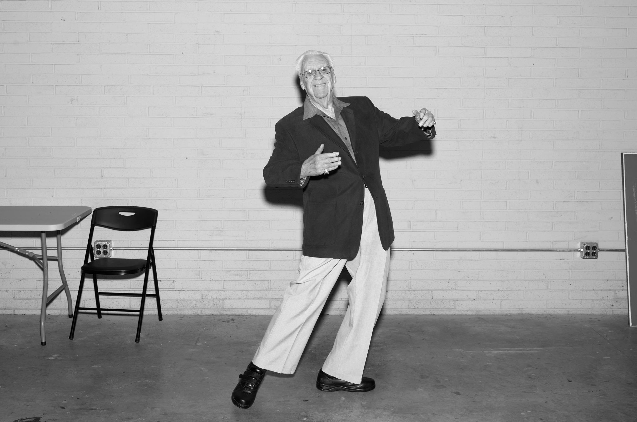una foto en blanco y negro de un hombre bailando solo en una pista de baile Practicando baile en línea en el "nido" de Ocean Park Eagles, una organización fraterna